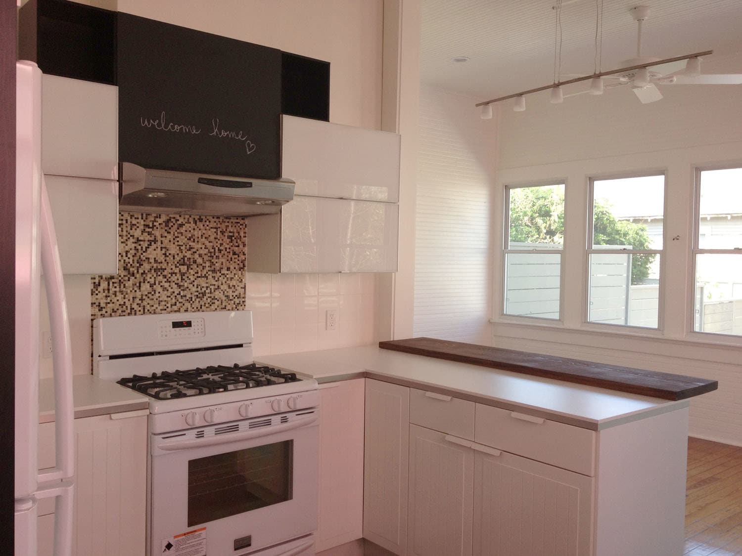 Kitchen bar to sun room - 2827 Lepage St