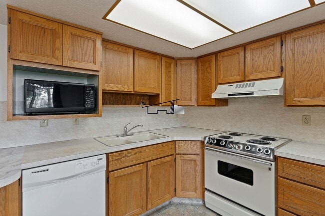 Building Photo - Roy Utah Twin Home for Lease!