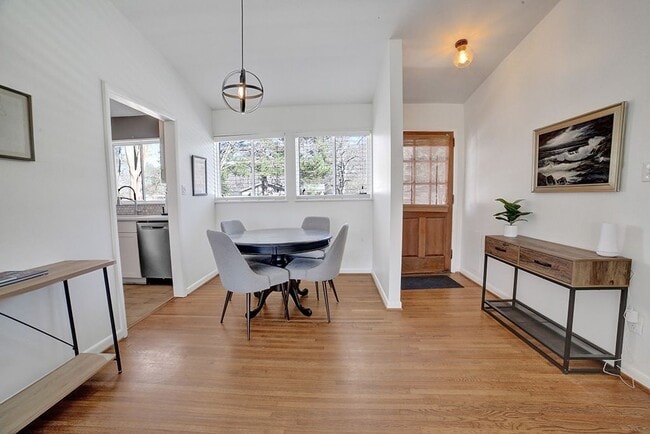 Building Photo - 204 Woodside Dr