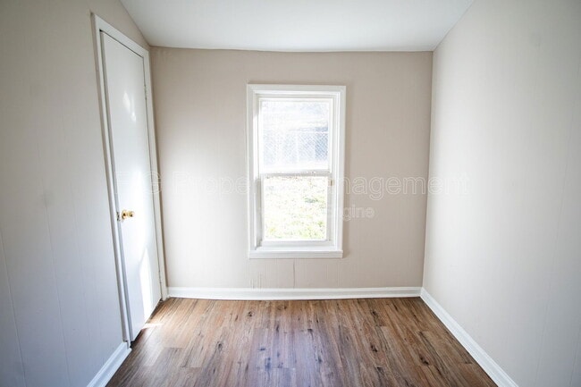 Building Photo - 1138 Valley Dr SW