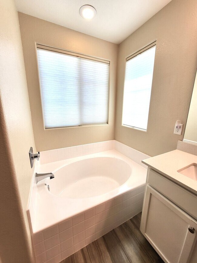 Building Photo - 4 Bedroom House with Community Pool, Baseb...
