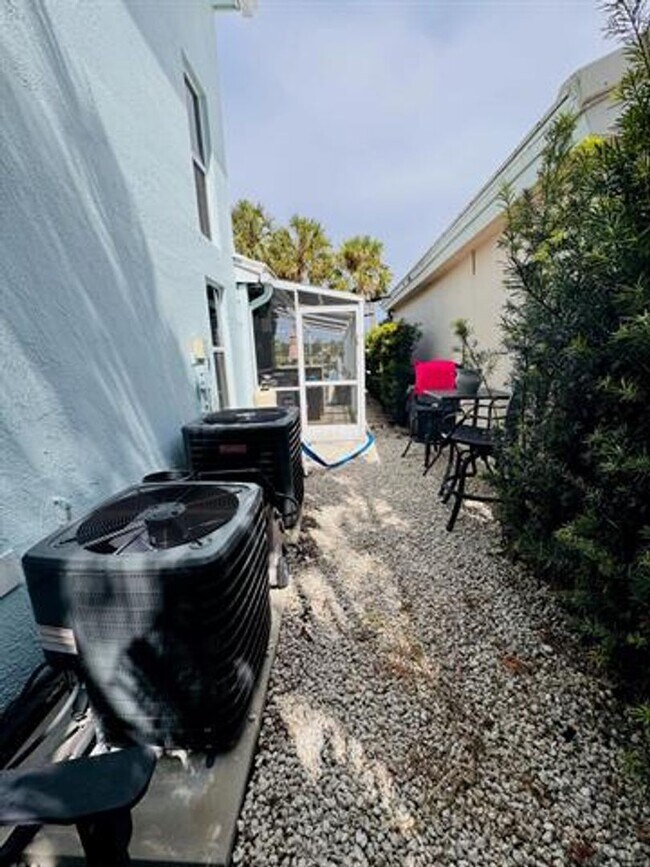 Building Photo - 1081 Wilshire Cir E