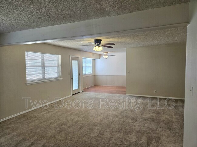 Building Photo - 904 E Hills Dr