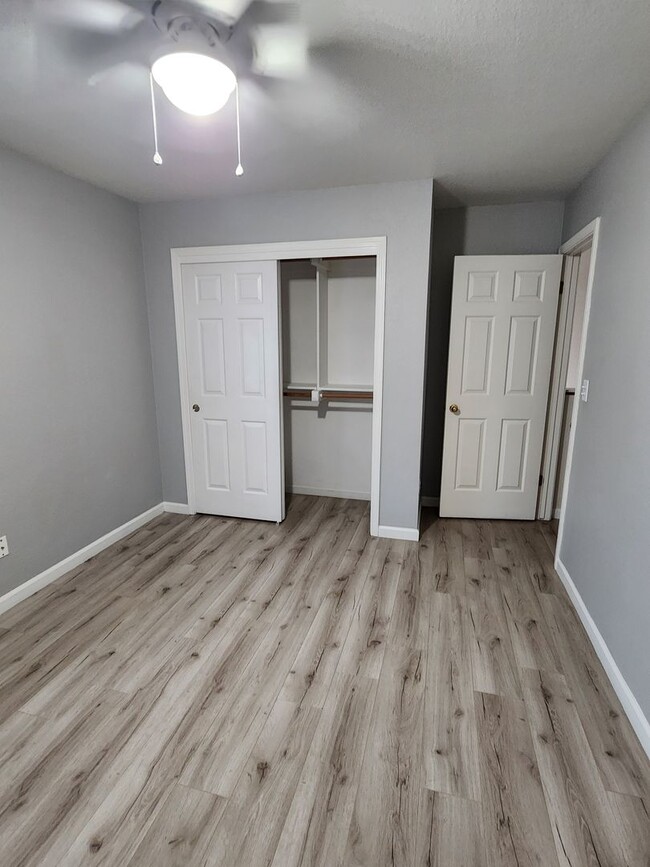 Building Photo - 3 Bedroom 2 Bath in HOA Community with Com...