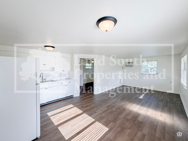 Building Photo - 1030 Lakewood Ct