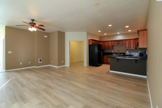 Building Photo - 2 Bed/2 Bath Towhouse in Kennewick