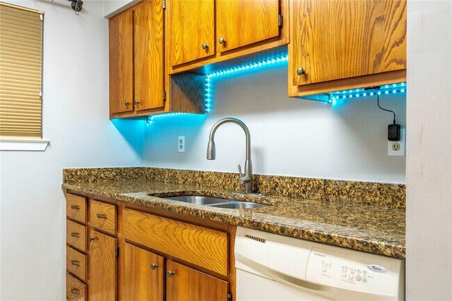 Building Photo - 6903 Deatonhill Dr