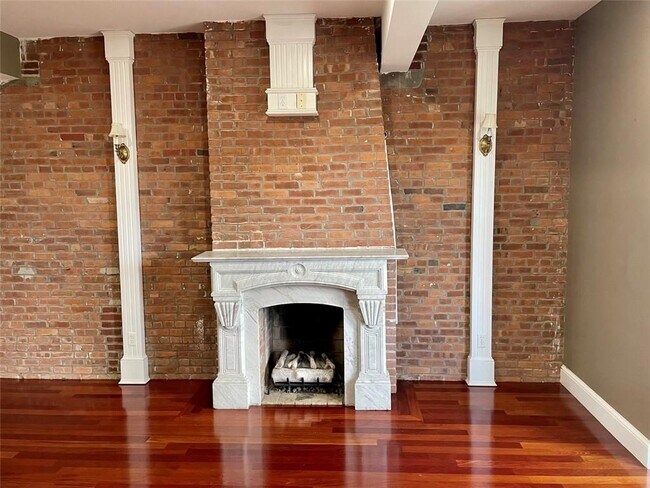 Building Photo - 422 Broadway,