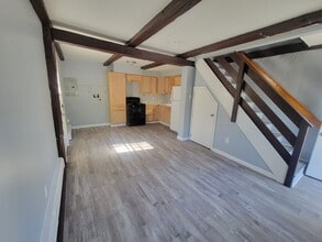 Building Photo - 2 Bedroom 1 Bathroom Townhome