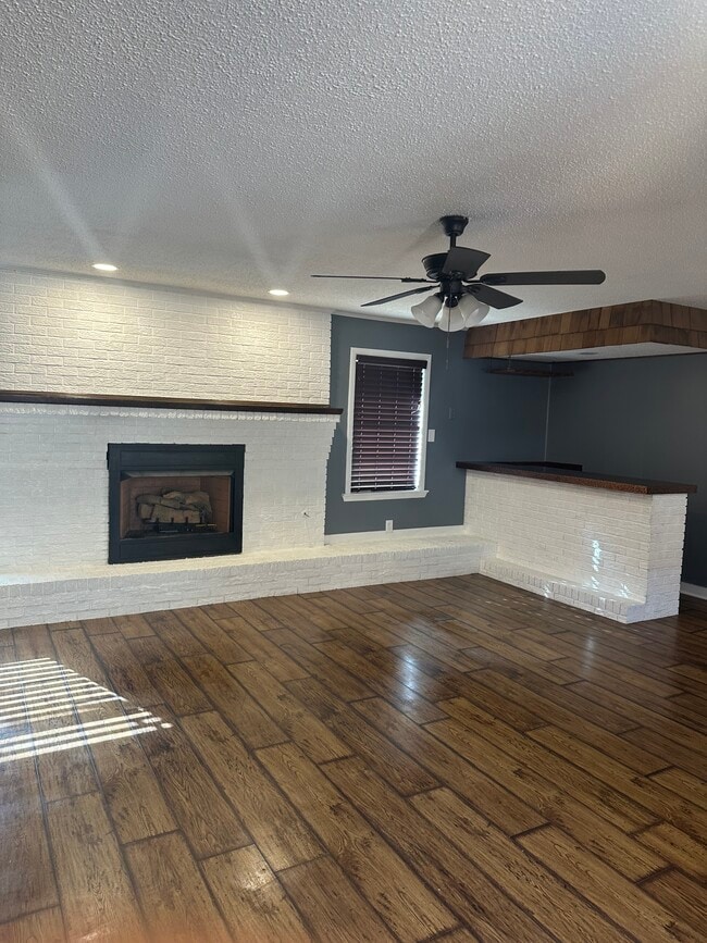 Building Photo - 221 Belaire Dr