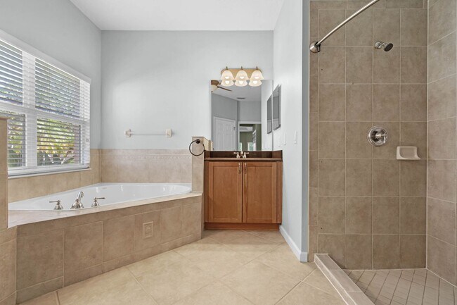 Building Photo - 4/2.5/2 Woodland Lakes Preserve Available Now