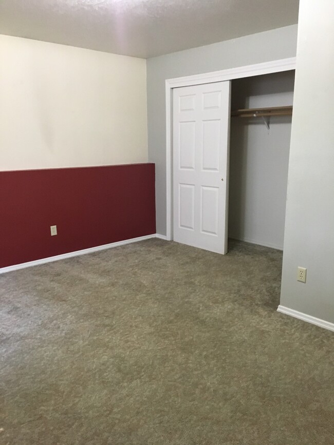 Building Photo - 4 Bedroom, 2 Bathroom Duplex - Pet Friendly