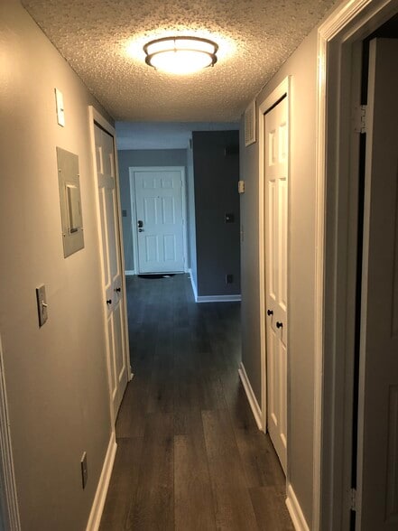 Hallway - 911 Camelot Dr