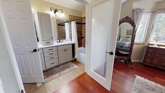 Building Photo - Beautiful sunny home