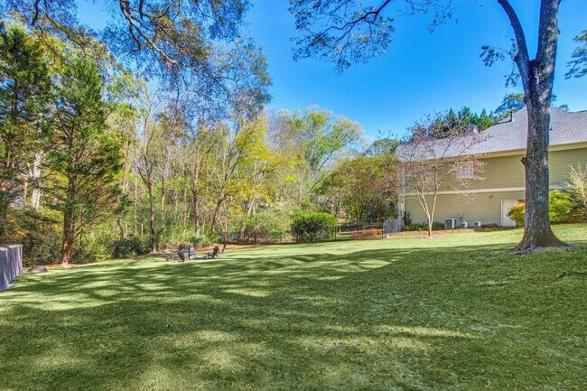 Building Photo - 250 Lake Dr