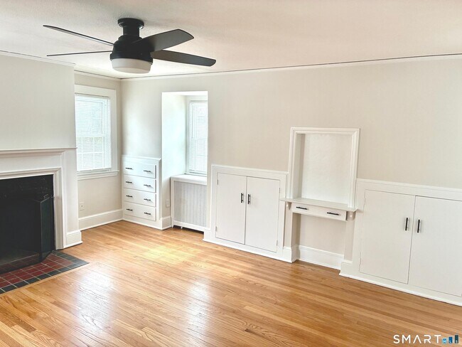 Building Photo - 302 Quaker Ln N