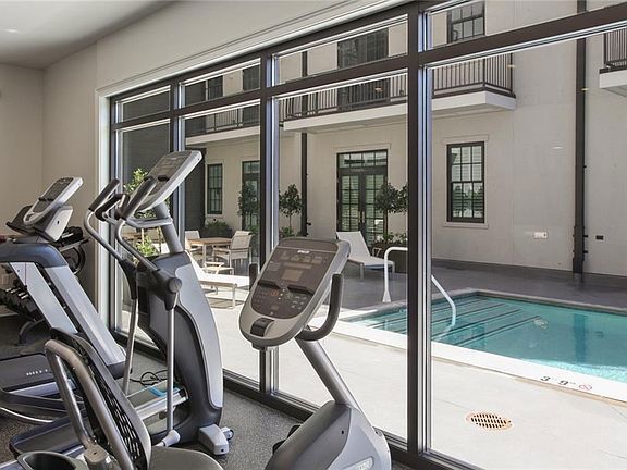 Building Photo - 731 St Charles Ave