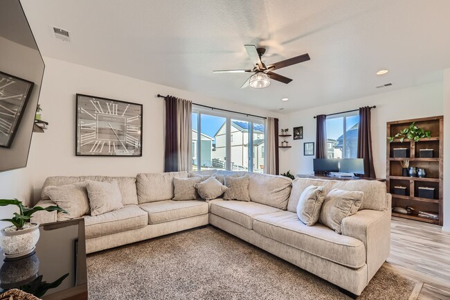 Building Photo - Modern Comfort in Castle Rock: 2-Bed, 2-Bath Home!!