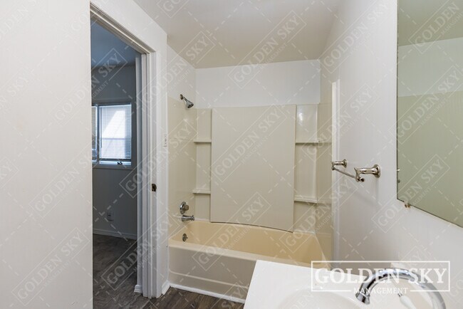 Building Photo - 1507 W 9th St