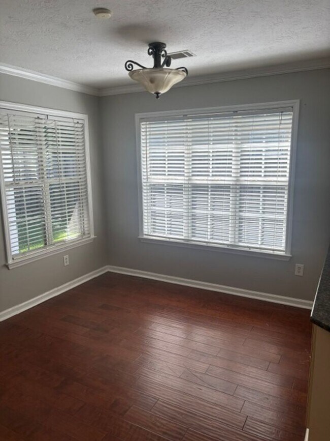 Building Photo - 377 Sandleton Way