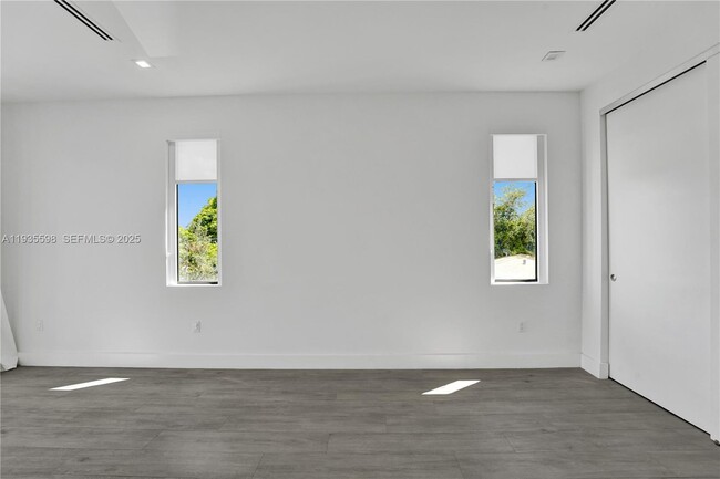 Building Photo - 3465 SW 3rd Ave