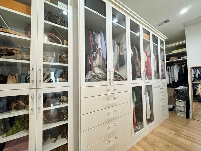 Building Photo - 4732 Mercier St