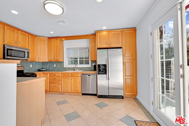 Building Photo - 1133 S Swall Dr