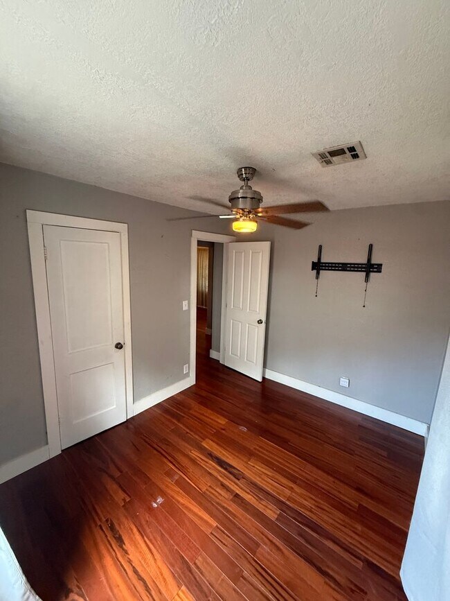 Building Photo - 2 bed/1 bath Norman Cottage
