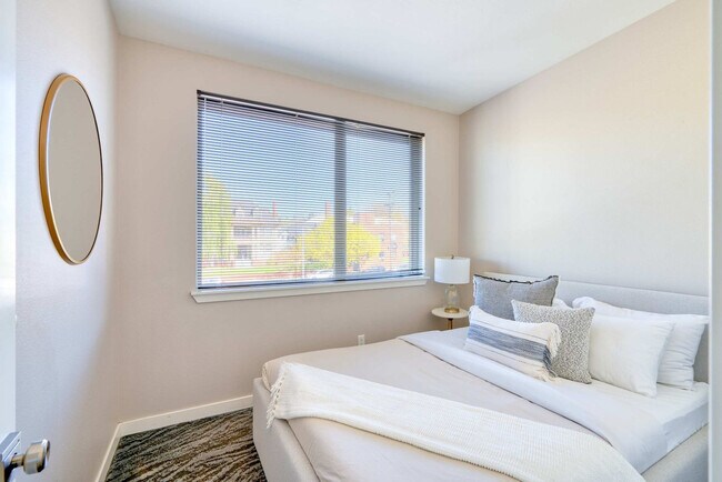 Building Photo - 1428 SE 19th Ave