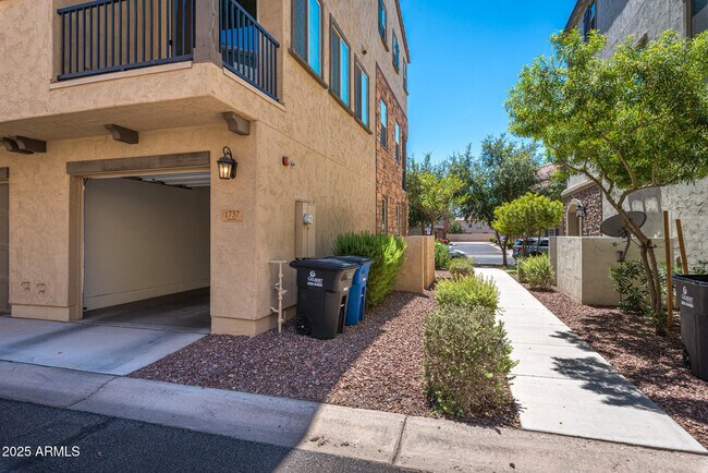 Building Photo - 1737 E Dogwood Ln