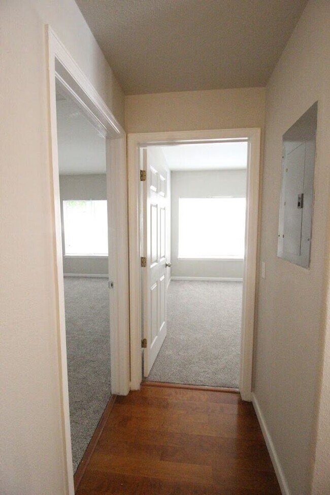 Building Photo - Long Realty & Property Management - 3 Bedroom Condo in Gated Community with Amenities