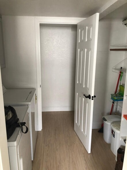 Building Photo - 2400 Lincoln Village Dr