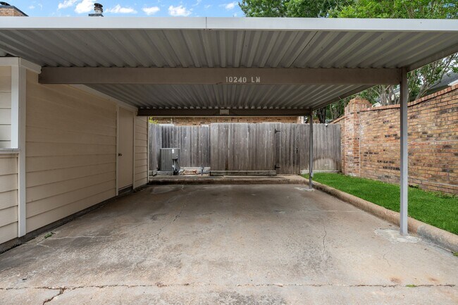 Building Photo - 10240 Longmont Dr