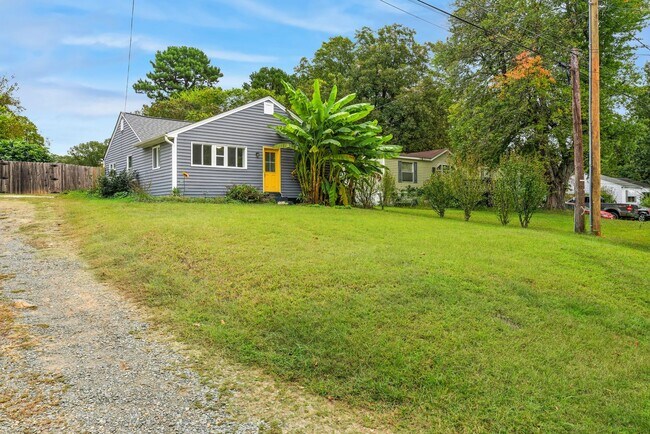 Building Photo - 608 Lakeshore Dr