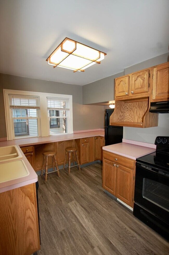 Building Photo - Pristine first floor unit!