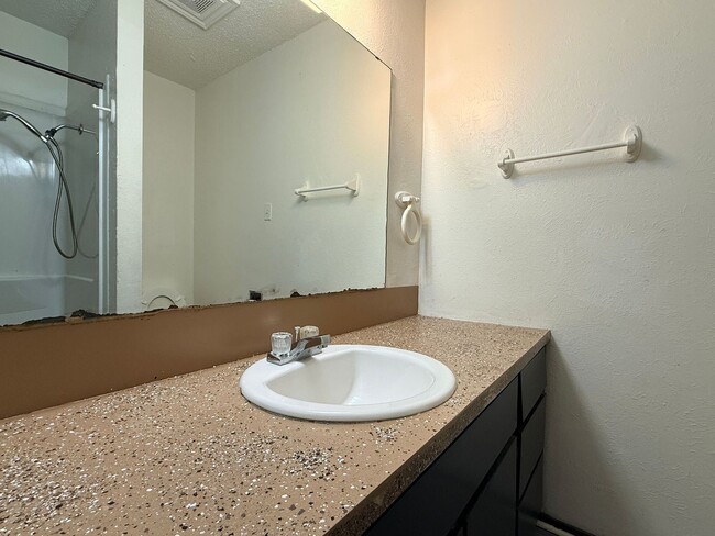 Building Photo - SECTION 8/HUD ACCEPTED - AVAILABLE NOW!