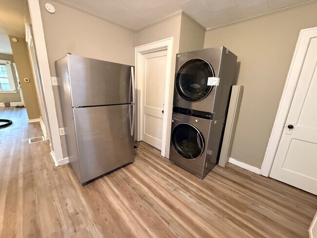 Building Photo - 6 W 30th St