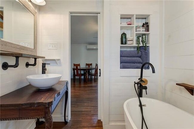 Building Photo - 3113 Bayou View Dr