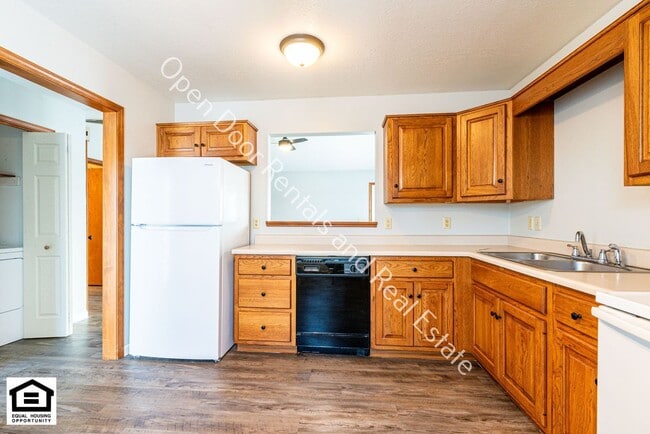 Building Photo - 1420/1422 Flagstone