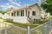 Building Photo - Spacious 3 bedroom home close to Downtown ...