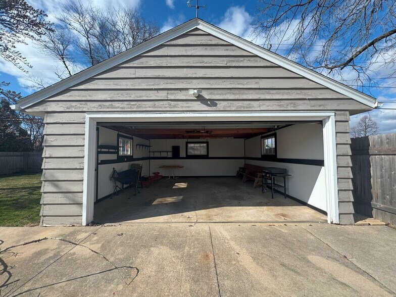 Building Photo - 810 E Pershing St