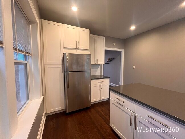 Building Photo - 5653 N Talman Ave