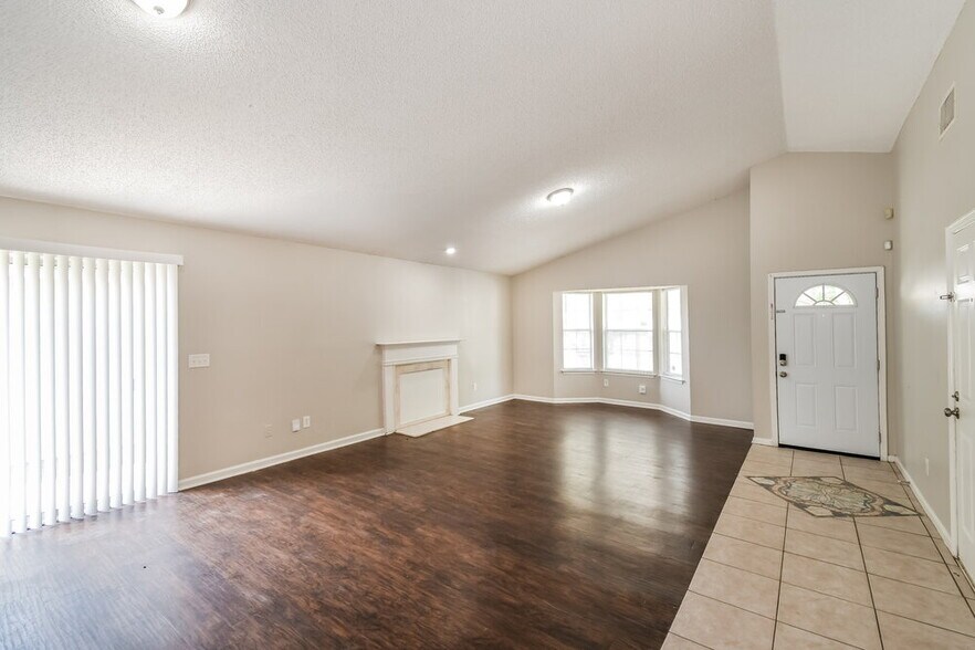 Building Photo - 10725 Meadowlea Dr