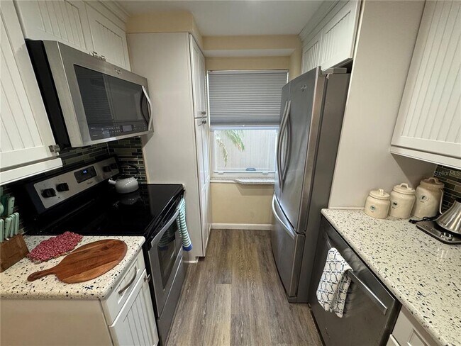 Building Photo - 1400 Tarpon Center Dr