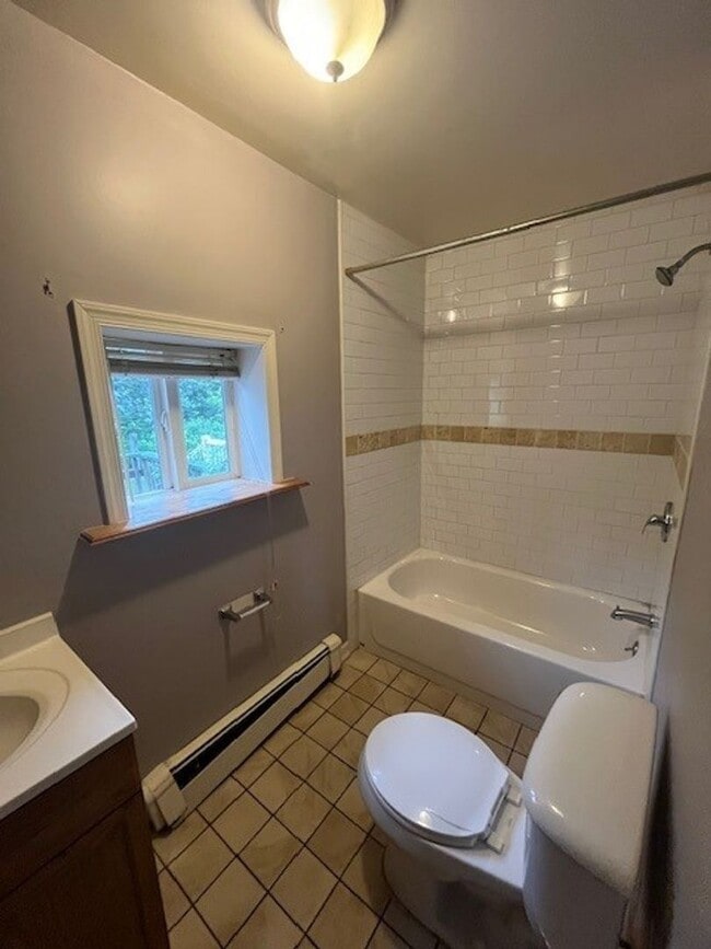 Building Photo - 2 bedroom 2 bathroom