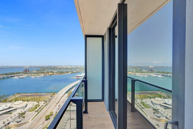 Building Photo - 398 NE 5th St