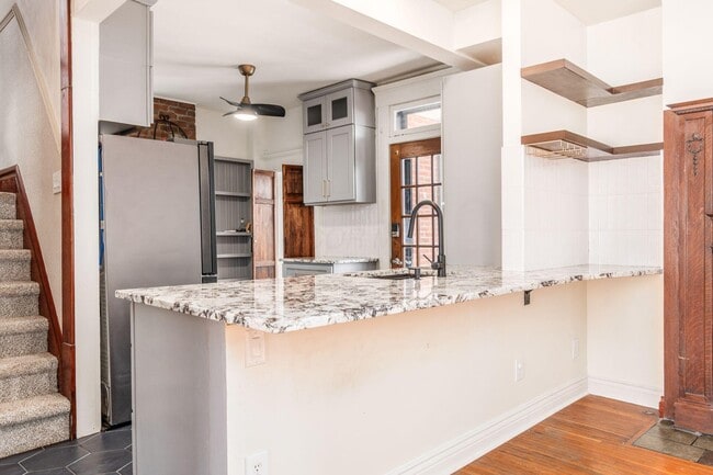 Building Photo - 415 W 5th Ave