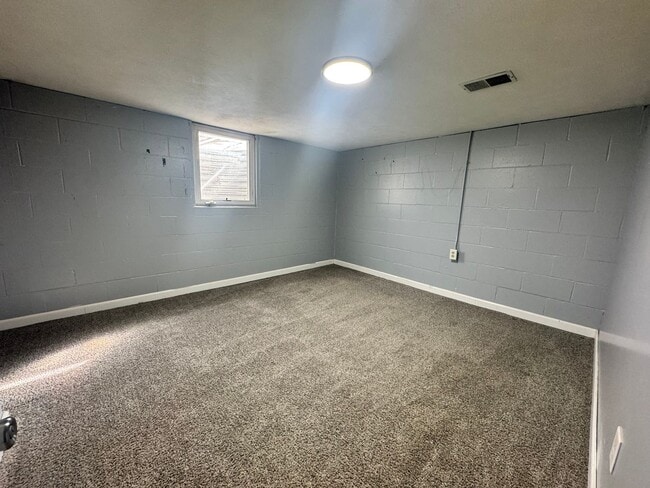 Building Photo - 3 bedroom, 2 bath in NE Lincoln