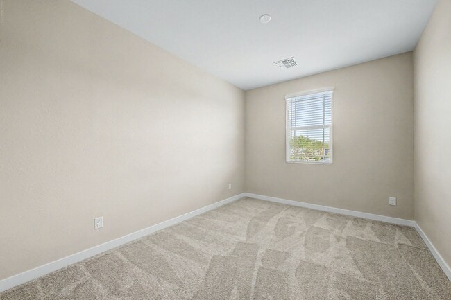 Building Photo - 4 bedroom 1 Story Home