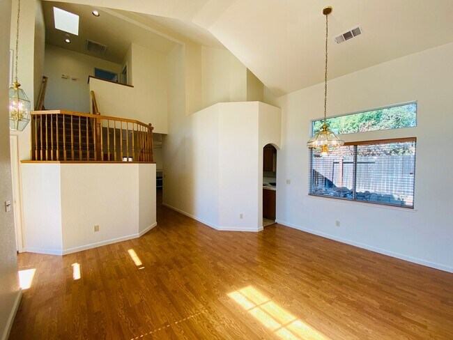 Building Photo - Laguna Home on Quiet Cul-De-Sac
